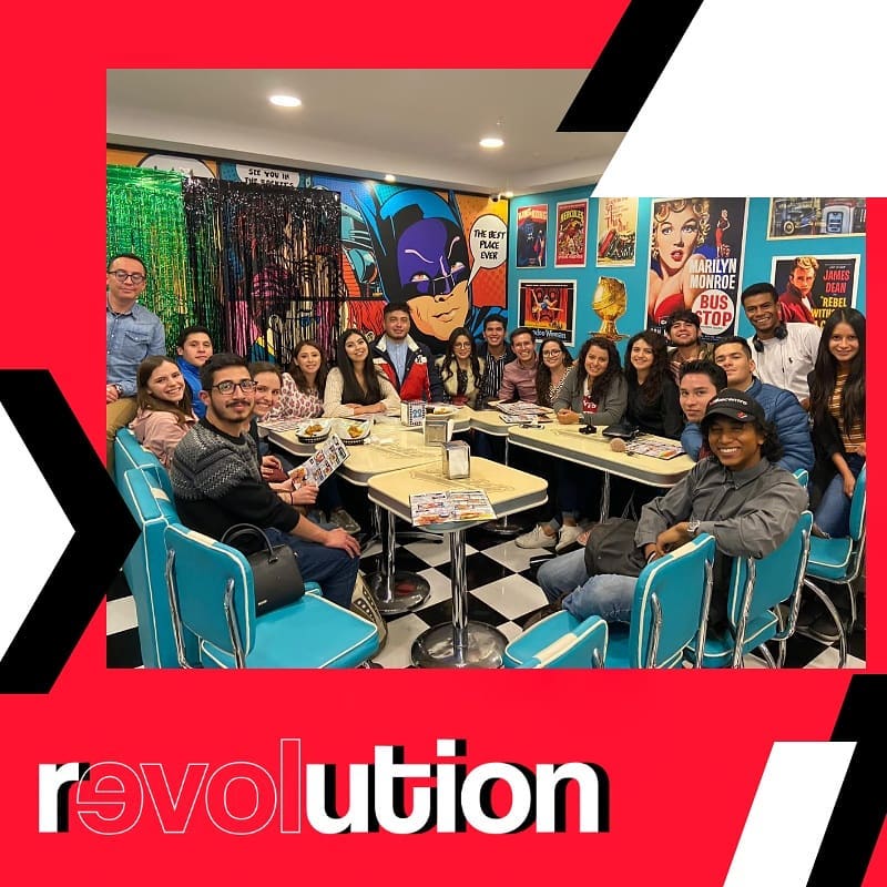 Equipo Revolution en trabajo comunitario 1