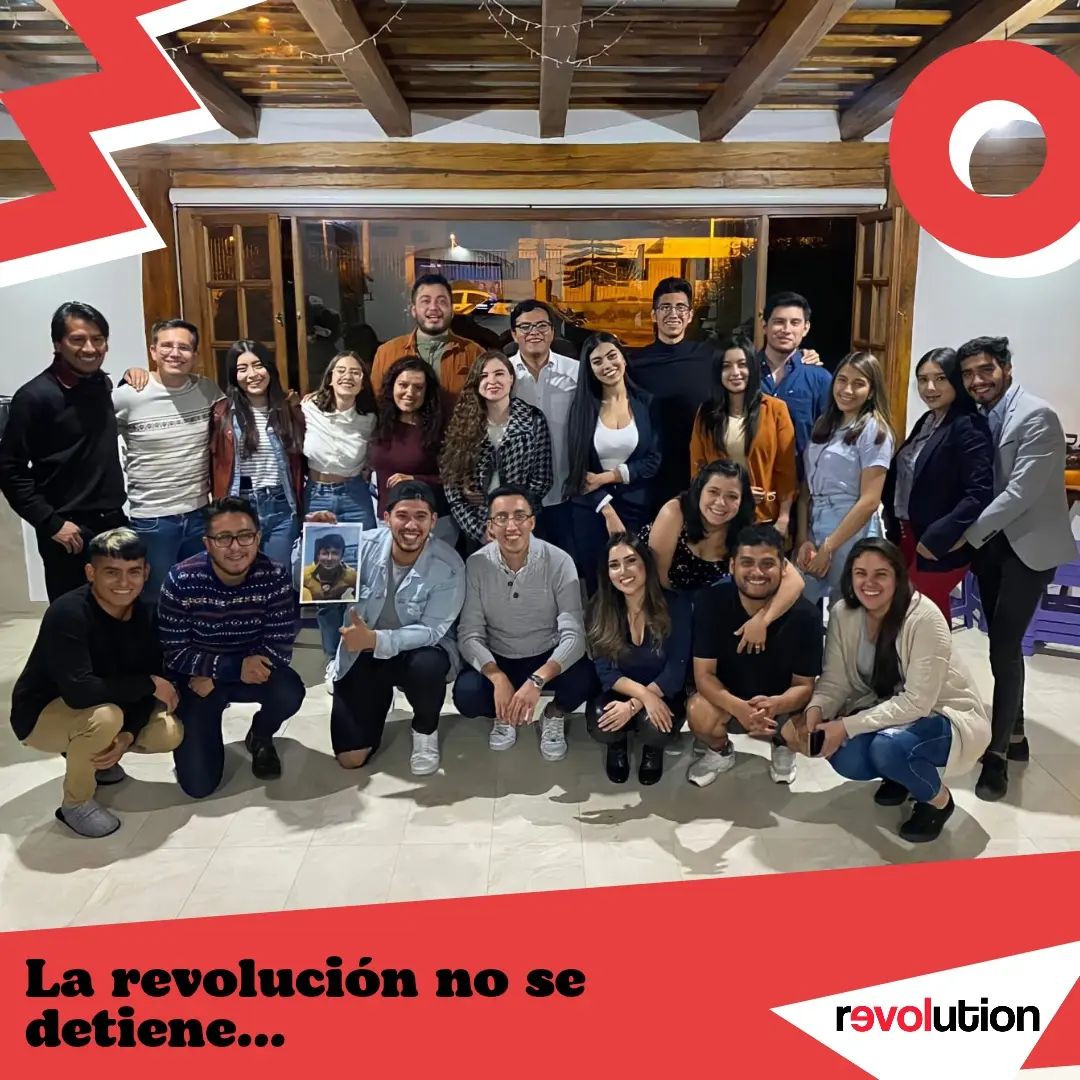 Equipo Revolution en trabajo comunitario 2
